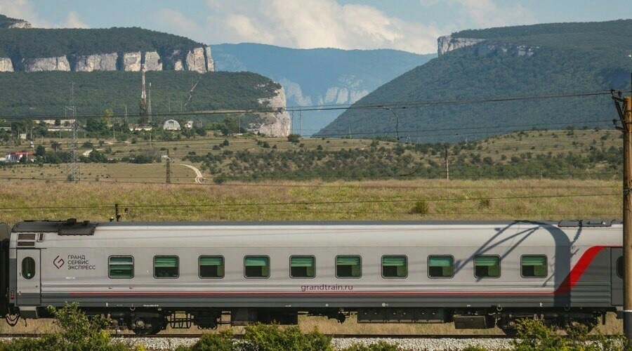 Перевозчик увеличил число вагонов на поезда в Крым до конца лета