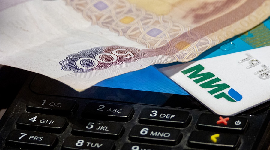 Жители и гости Крыма совершили платежи в терминалах РНКБ за лето на 70 млрд рублей
