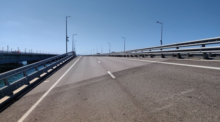 Движение машин по Крымскому мосту запущено по одной полосе в реверсивном режиме