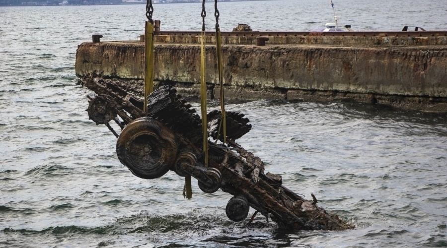 Спасатели подняли со дна Феодосийской бухты советскую полугусеничную машину времен войны