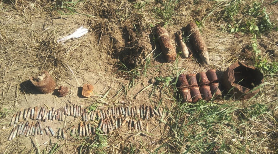 Пиротехники МЧС обезвредили почти сотню боеприпасов в Ленинском районе Крыма