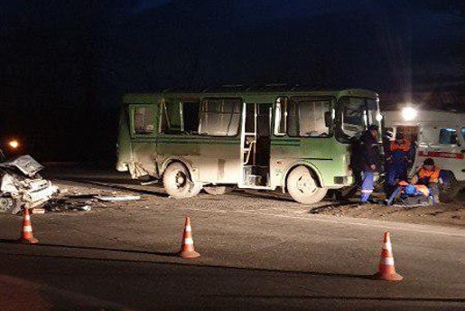 Два человека пострадали в результате столкновения автобуса и легковушки под Симферополем