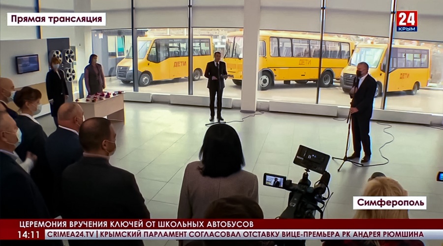 Аксёнов прервал торжественные речи во время вручения школьных автобусов в прямом эфире