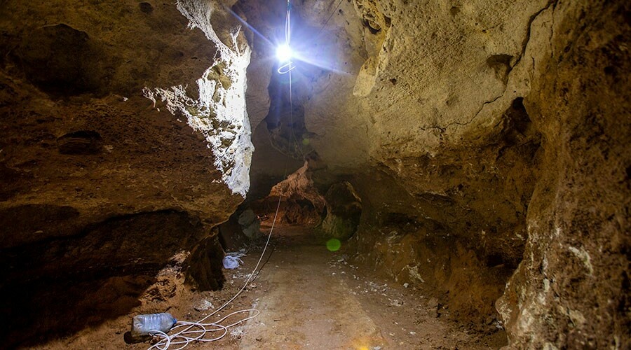 Строители обустраивают туристический маршрут в пещере у трассы «Таврида»