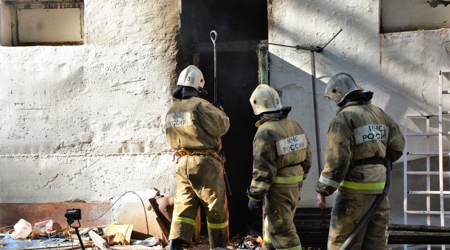 Один человек спасен и 12 эвакуировано за сутки на пожарах в Крыму