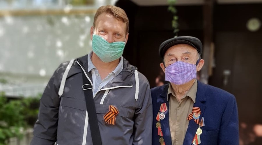Сеть санаториев и отелей «Курорты Крыма» поздравила пенсионеров Ялты с Днем Победы