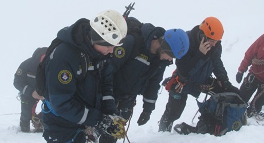 Крымские спасатели прошли альпинистскую подготовку на заснеженных вершинах