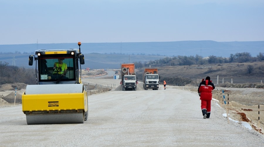 Путин поручил за 5 лет привести к нормативу 85% опорных дорог в России