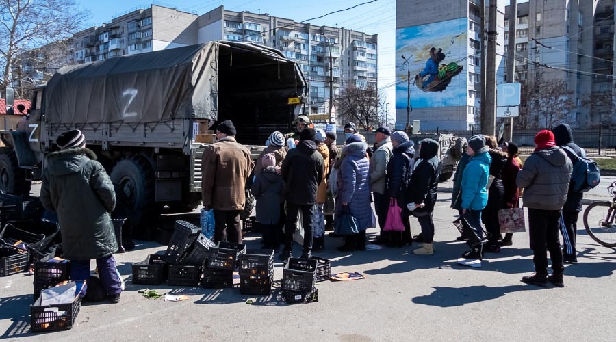 Сотрудники Росгвардии ежедневно доставляют гуманитарные грузы из Крыма в города Украины