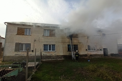 Спасатели эвакуировали шесть человек из горящего дома в Сакском районе
