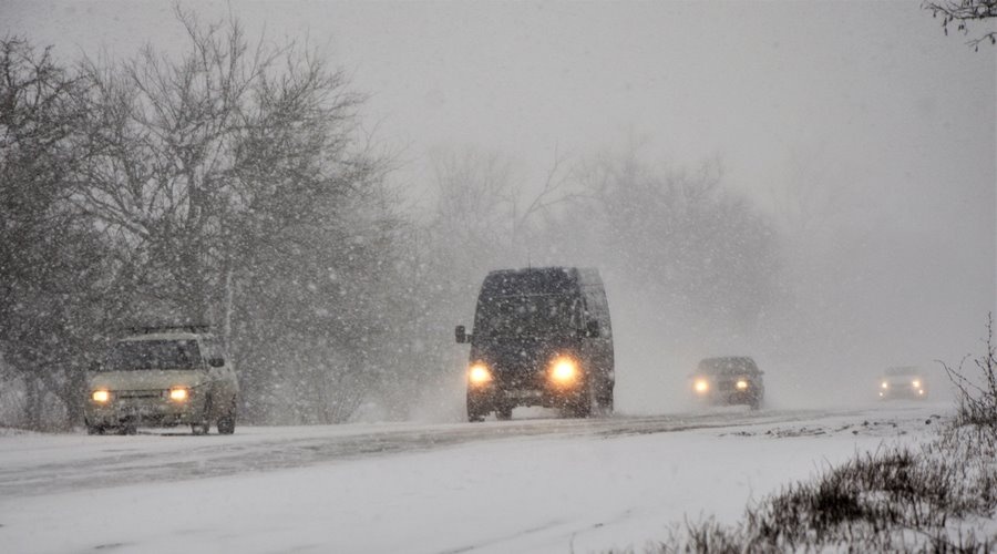 «Крымавтодор» очищает дороги от выпавшего за ночь снега