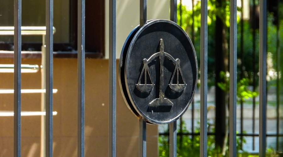 Суд в Крыму отправил в колонию бывших чиновников Росимущества за взятку