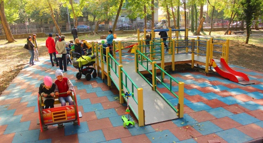 Площадка для детей с ограниченными возможностями открылась в Детском парке Симферополя