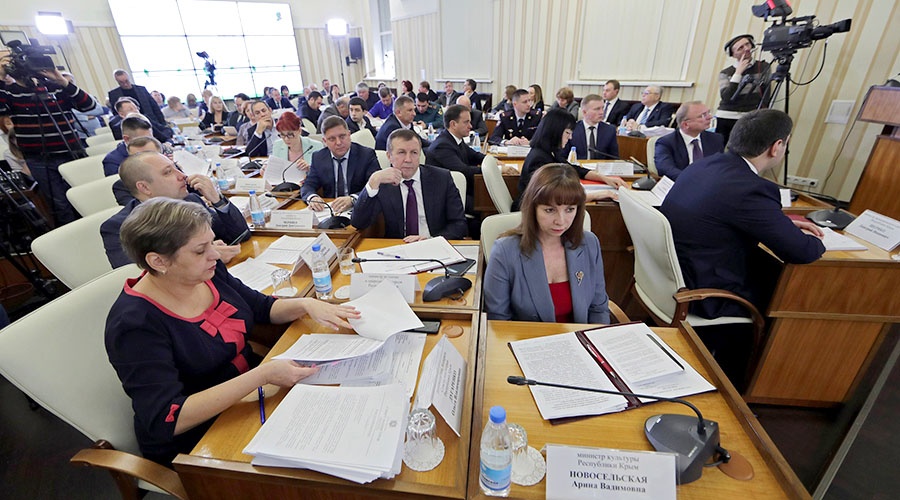 Глава Крыма на фоне пандемии поручил заменить «бестолковые совещания» на работу в полях