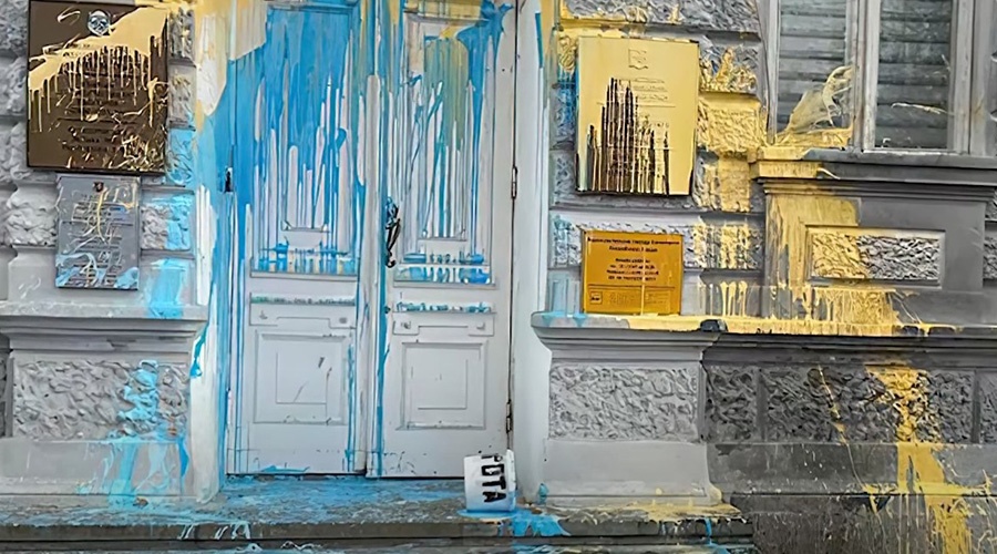 В Евпатории задержали вандала, облившего краской историческое здание в центре