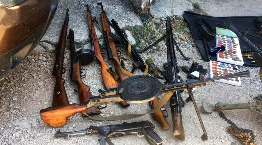Пограничники изъяли у двух севастопольцев более 30 единиц оружия