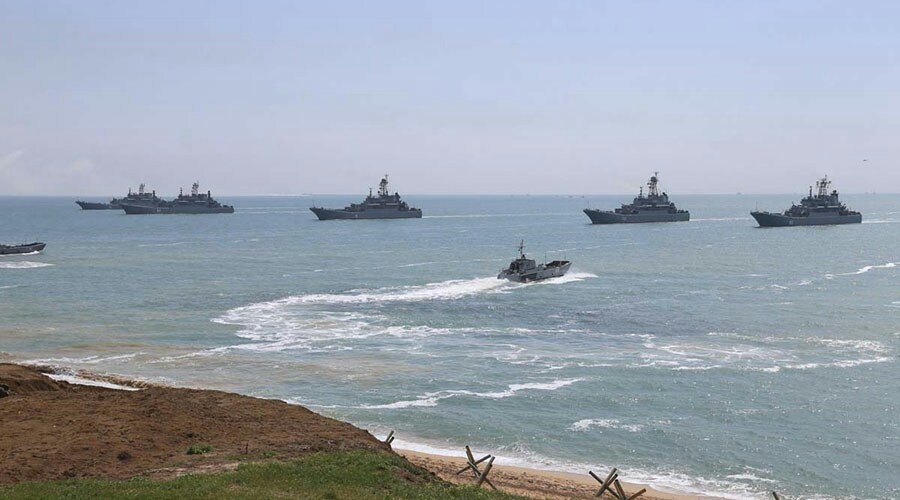 Два больших десантных корабля Северного флота остались в Черном море после учений