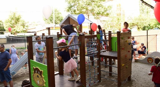 Новый детский игровой комплекс установлен в одном из дворов Симферополя