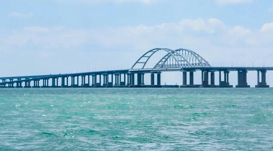 Въезжать на Крымский мост на электромобилях и гибридах запретят