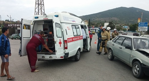 Два человека пострадали при столкновении пассажирского автобуса с легковушкой в Судаке