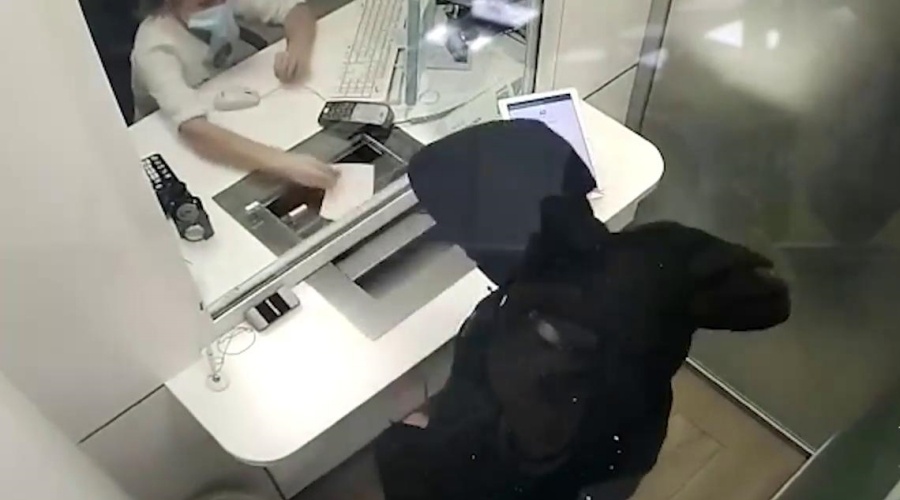 Злоумышленник пытался ограбить банк в Крыму с помощью записки