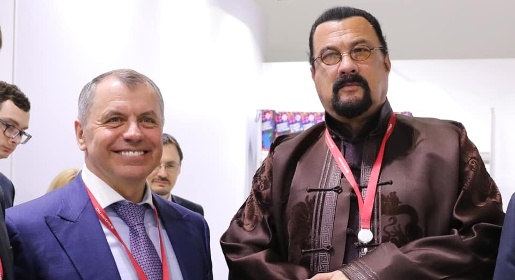 Спикер крымского парламента познакомился в Сочи со Стивеном Сигалом и пригласил его в Крым