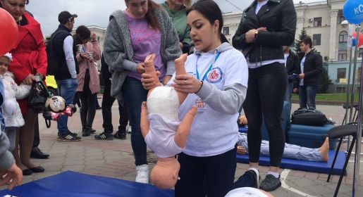 Медицинские мастер-классы прошли на главной площади Симферополя в честь 120-летия «скорой помощи»
