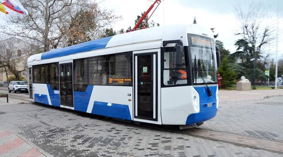 Первый российский трамвай для узкоколейных путей тестируют в Евпатории