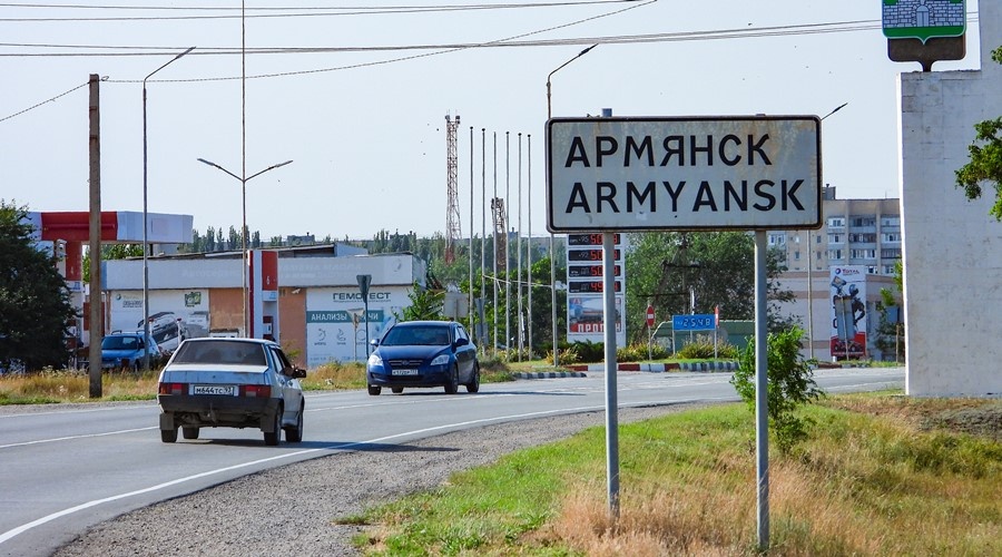 Жители граничащего с Украиной района Крыма едут большим потоком в сторону Симферополя