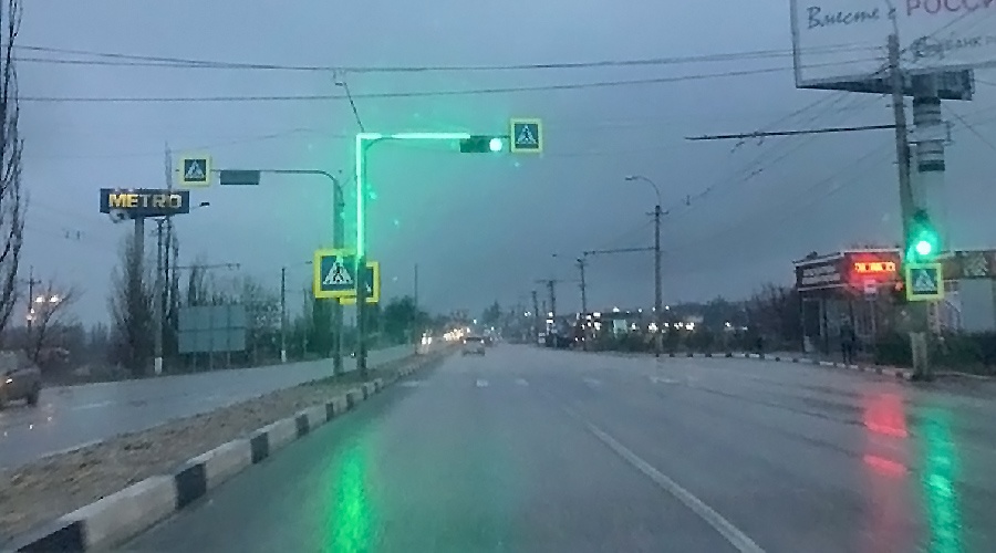 «Крымавтодор» установил светофор системы «Радуга» на Евпаторийской трассе