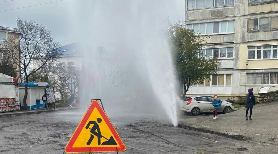 Дорожники повредили водопровод в Ялте и создали многометровый фонтан