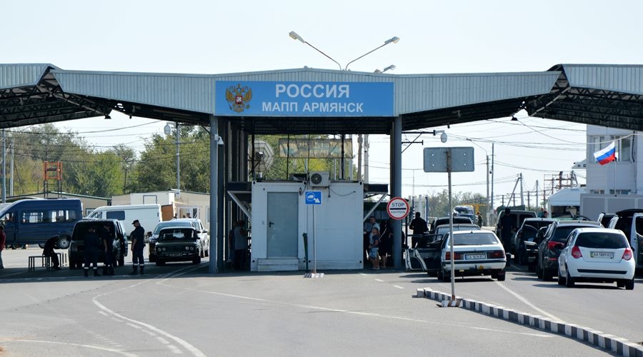 Украинка пыталась въехать в Крым с измененной датой рождения в паспорте