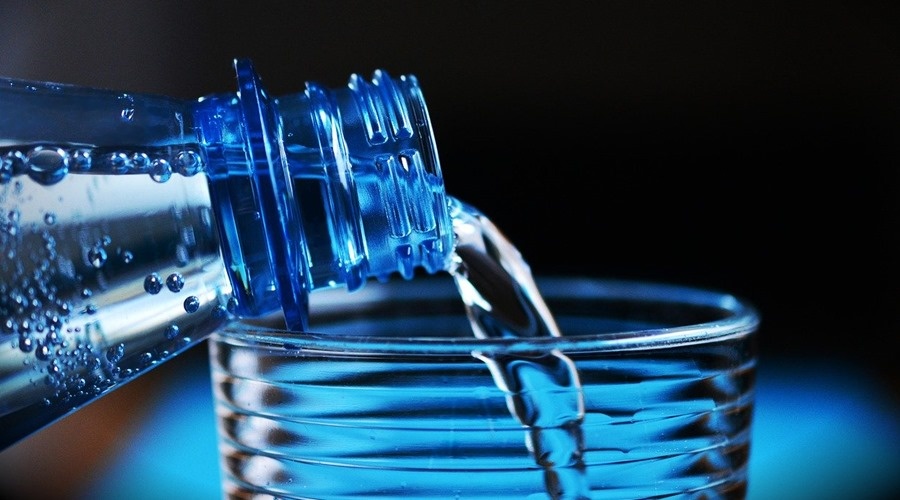 Завышение цены на бутилированную воду зафиксировали в Симферополе