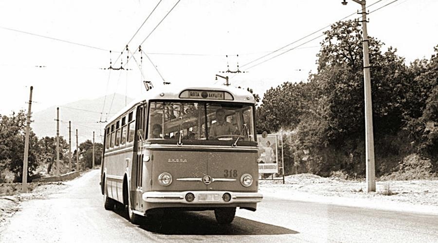 Исторический крымский троллейбус увезли с Ангарского перевала на реставрацию