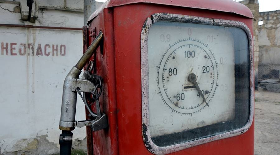 Спрос на бензин рекордно упал в России
