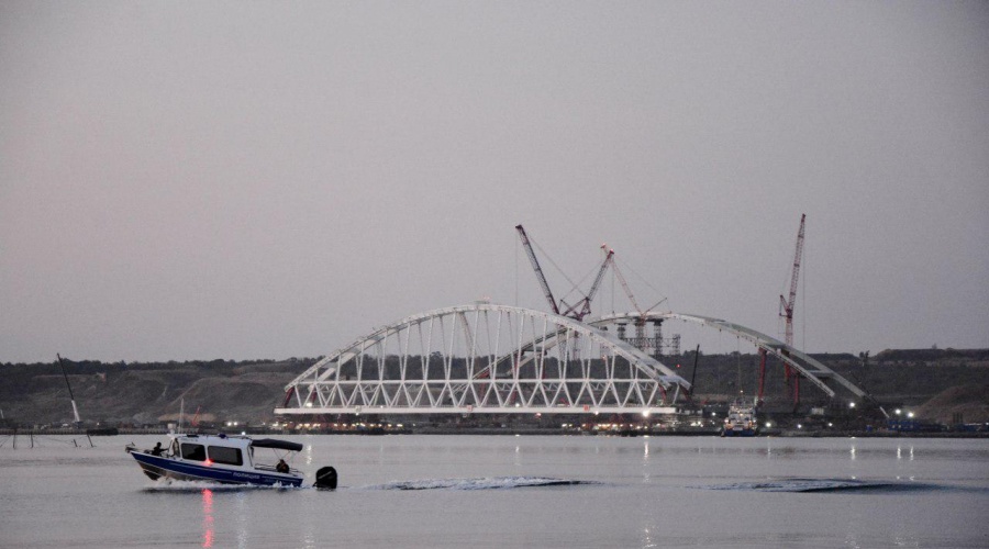 Более сотни специалистов и десяток судов участвуют в операции по транспортировке арки Крымского моста