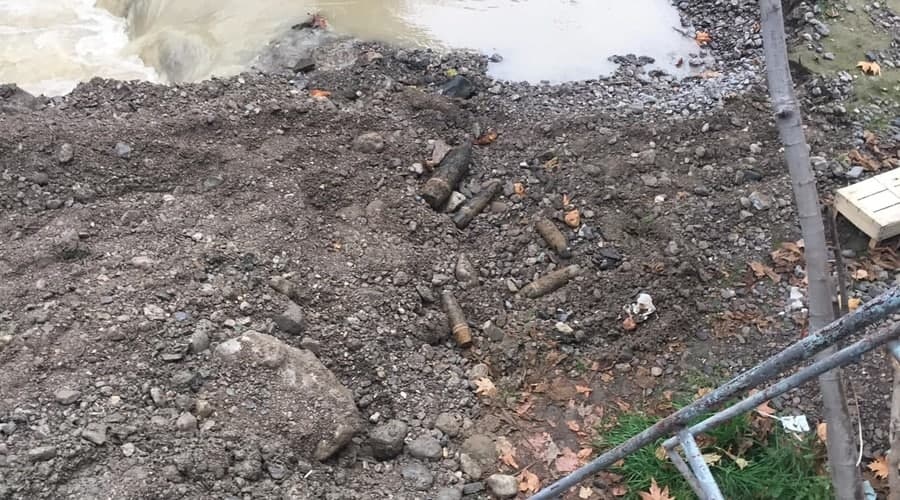 Рабочие наткнулись на снаряды времен войны при расчистке реки в Ялте