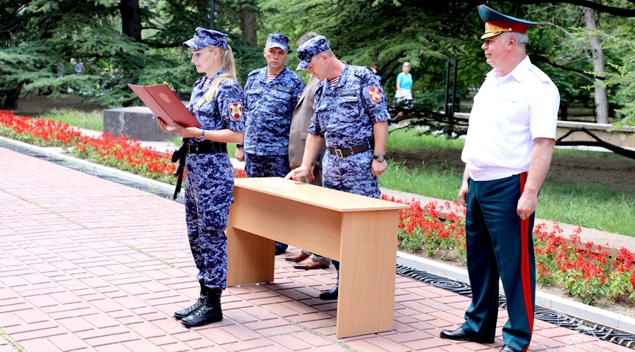 Более 100 бойцов Росгвардии приняли присягу в Симферополе