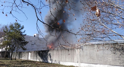 Пожарные заливают пеной горящий подвал завода пластмасс в Симферополе