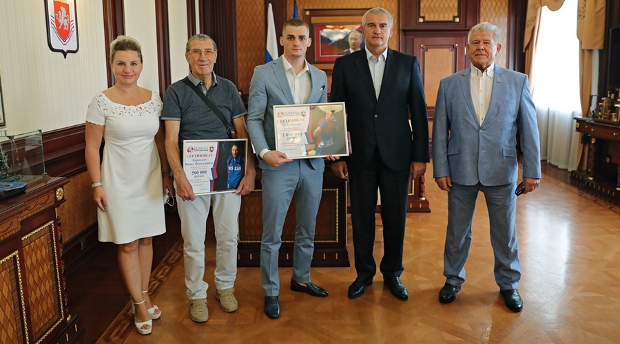 Аксёнов вручил боксеру Глебу Бакши сертификат на 1 млн рублей