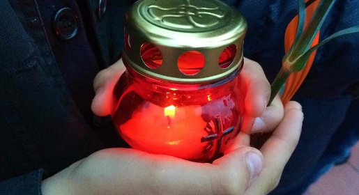 Сотни крымчан принесли свечи к мемориалу на месте концлагеря «Красный» (ФОТО, ВИДЕО)