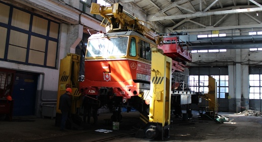 Крымская железная дорога завершила первый самостоятельный ремонт путевой машины (ФОТО)