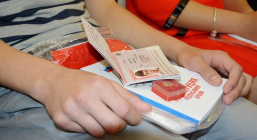 Семеро молодых крымчан получили паспорта граждан РФ на торжественном собрании в Совете министров (ФОТО)