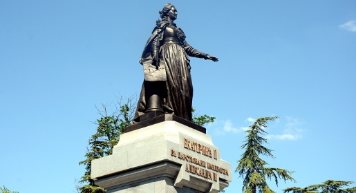 Все элементы скульптурной композиции возрождаемого памятника Екатерине II в Симферополе заняли свои места на постаменте (ФОТО)