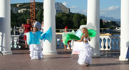 Музыкальный марафон «Байкал и Крым зажигают огни» собрал на набережной Алушты 35 творческих коллективов и солистов (ФОТО)