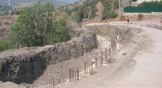 Ремонтные работы начались на участке трассы Алушта – Судак, пострадавшем от проседания грунта (ФОТО)