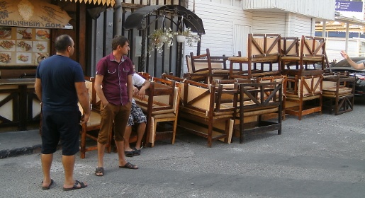 Алуштинские коммунальщики снесли в Профессорском уголке незаконное кафе (ФОТО)