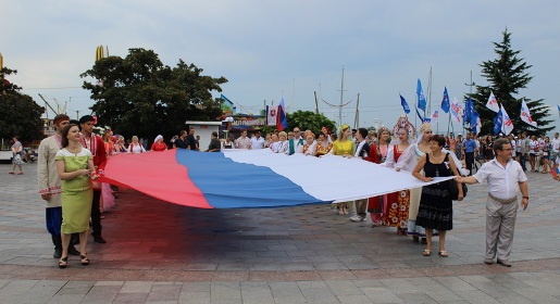 Ялтинцы отметили День флага России шествием по городской набережной с 20-метровым триколором (ФОТО)
