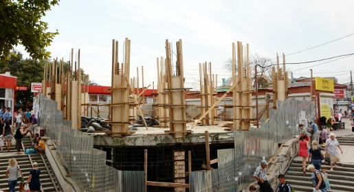 Реконструкция аптеки на месте снесенного здания на Центральном рынке Симферополя проходит без разрешения горадминистрации (ФОТО)
