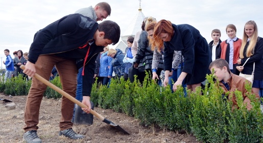 Участники акции «Живая память» высадили первые 350 кустов на месте нацистского концлагеря «Красный» (ФОТО)